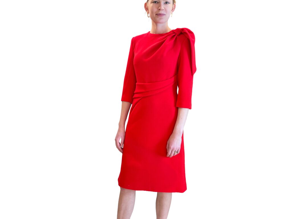 Knee-long red dress with shoulder gathers and waist detail