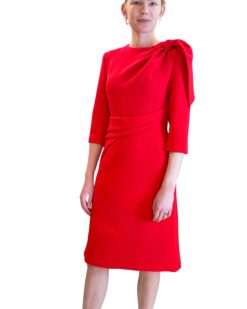 Knee-long red dress with shoulder gathers and waist detail
