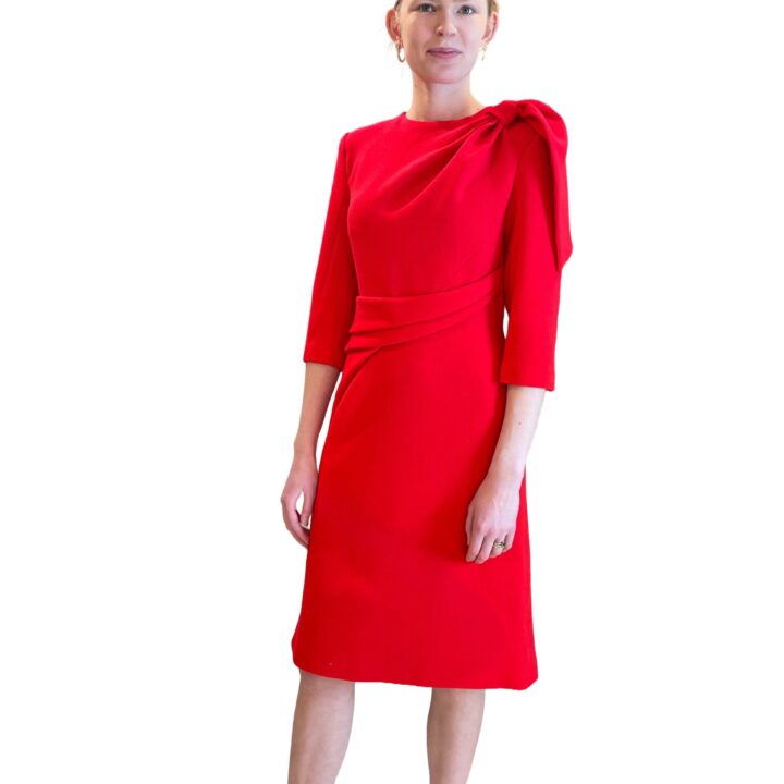 Knee-long red dress with shoulder gathers and waist detail