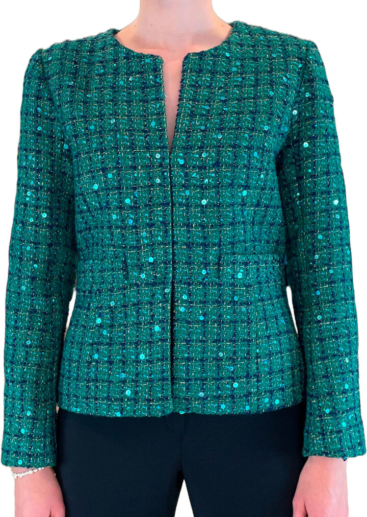 Green unika jacket with long sleeves and hook closure.