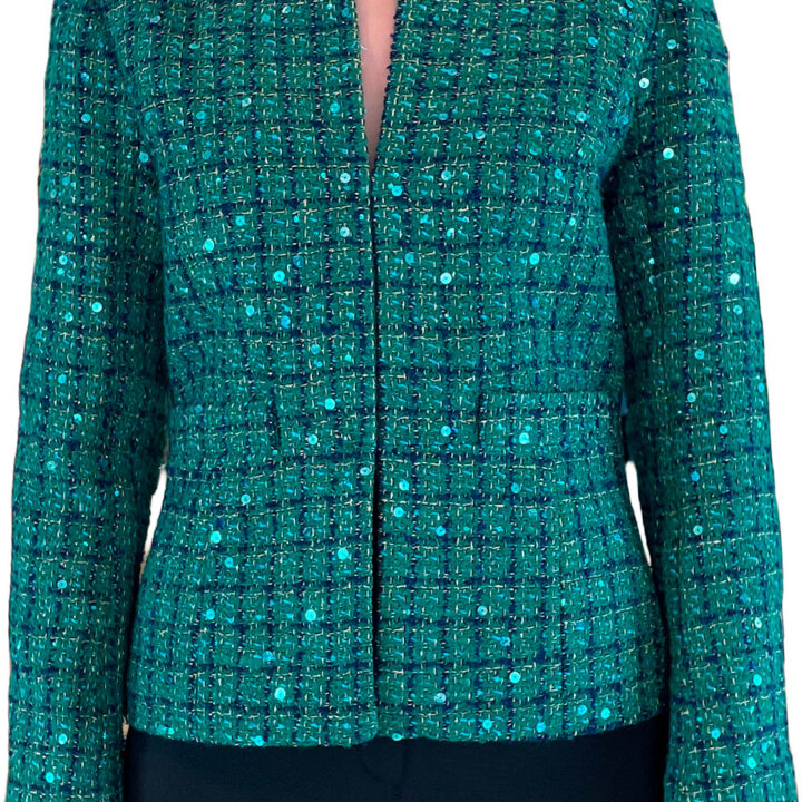 Green unika jacket with long sleeves and hook closure.