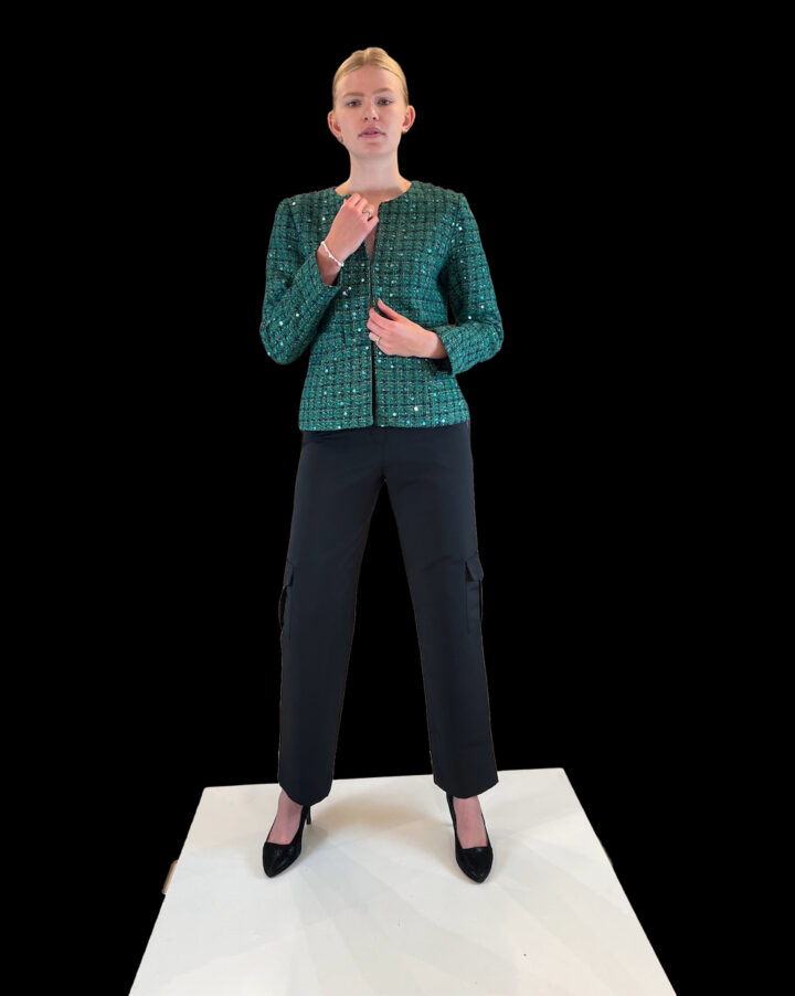 Set with sparkling green unika jacket with long sleeves, no collar and hook closure matched with casual black pants with side leg pockets.