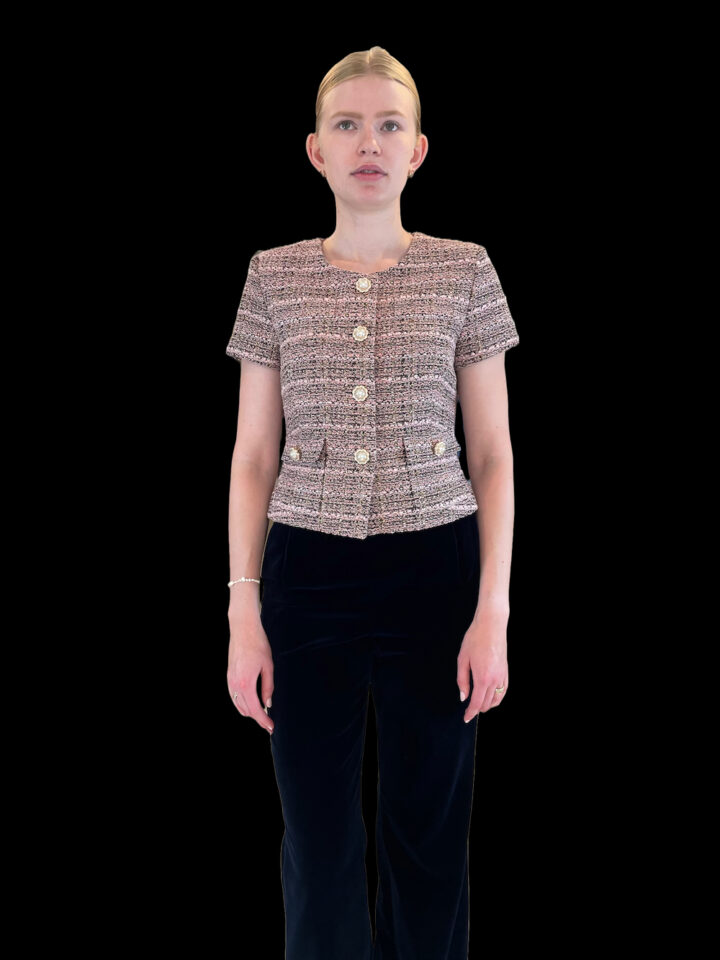 Set with short-sleeved summer unika jacket in pink, white, black tweed - with 2 waist pockets and buttons in pearl & gold color. Matched with black pants.